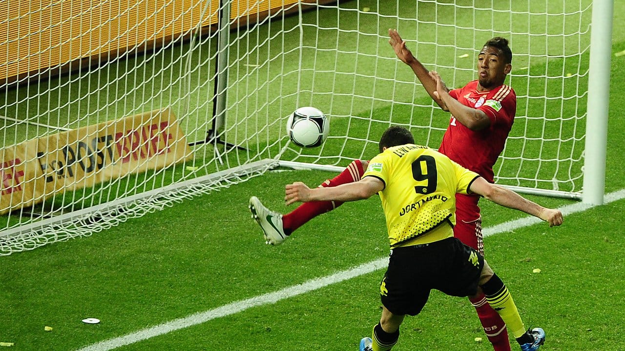 2012 noch BVB-Star trifft Robert Lewandowski (l) zum 5:2 gegen Münchnens Jerome Boateng. 2012 noch BVB-Star trifft Robert Lewandowski (l) zum 5:2 gegen Münchnens Jerome Boateng.