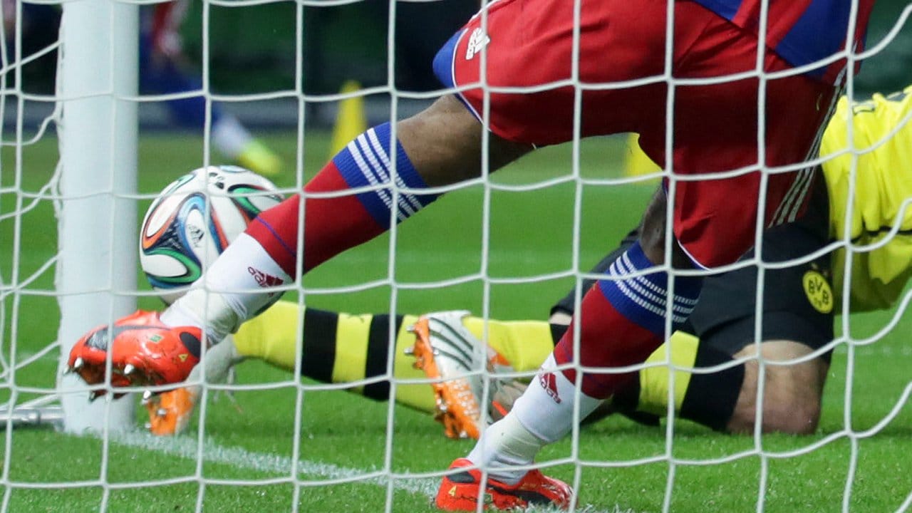 Der Kopfball von Dortmunds Mats Hummels ist 2014 scheinbar hinter der Linie, doch Schiedsrichter Meyer gibt den Treffer nicht. Der Kopfball von Dortmunds Mats Hummels ist 2014 scheinbar hinter der Linie, doch Schiedsrichter Meyer gibt den Treffer nicht.