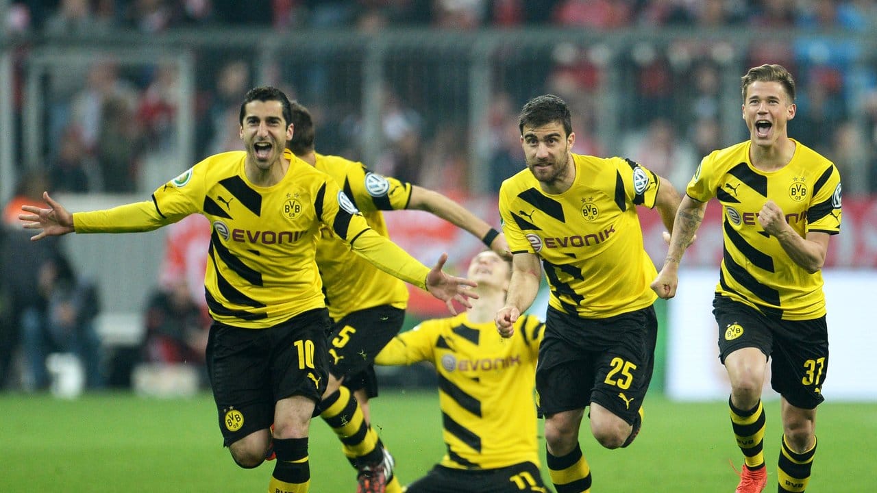 Die Spieler von Borussia Dortmund jubeln 2015 über den Sieg im Elfmeterschießen. Die Spieler von Borussia Dortmund jubeln 2015 über den Sieg im Elfmeterschießen.
