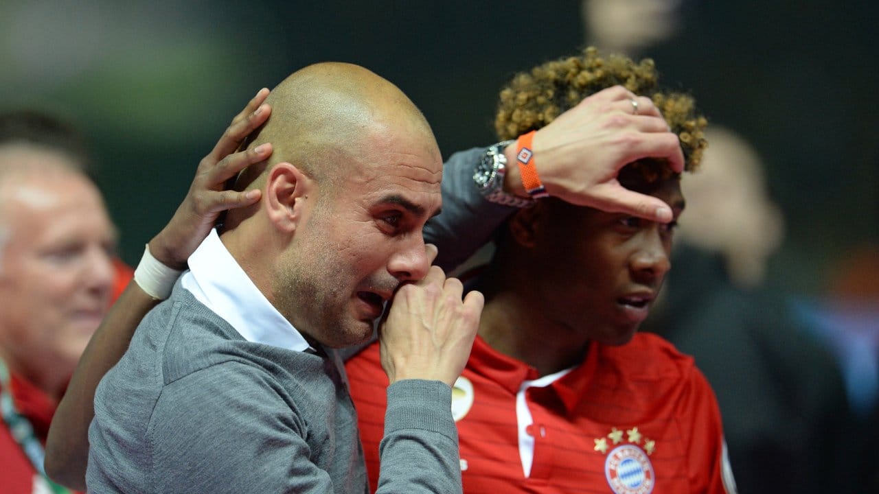 Bei Bayern-Trainer Pep Guardiola (l) kullern nach dem Sieg im Finale die Tränen. Bei Bayern-Trainer Pep Guardiola (l) kullern nach dem Sieg im Finale die Tränen.