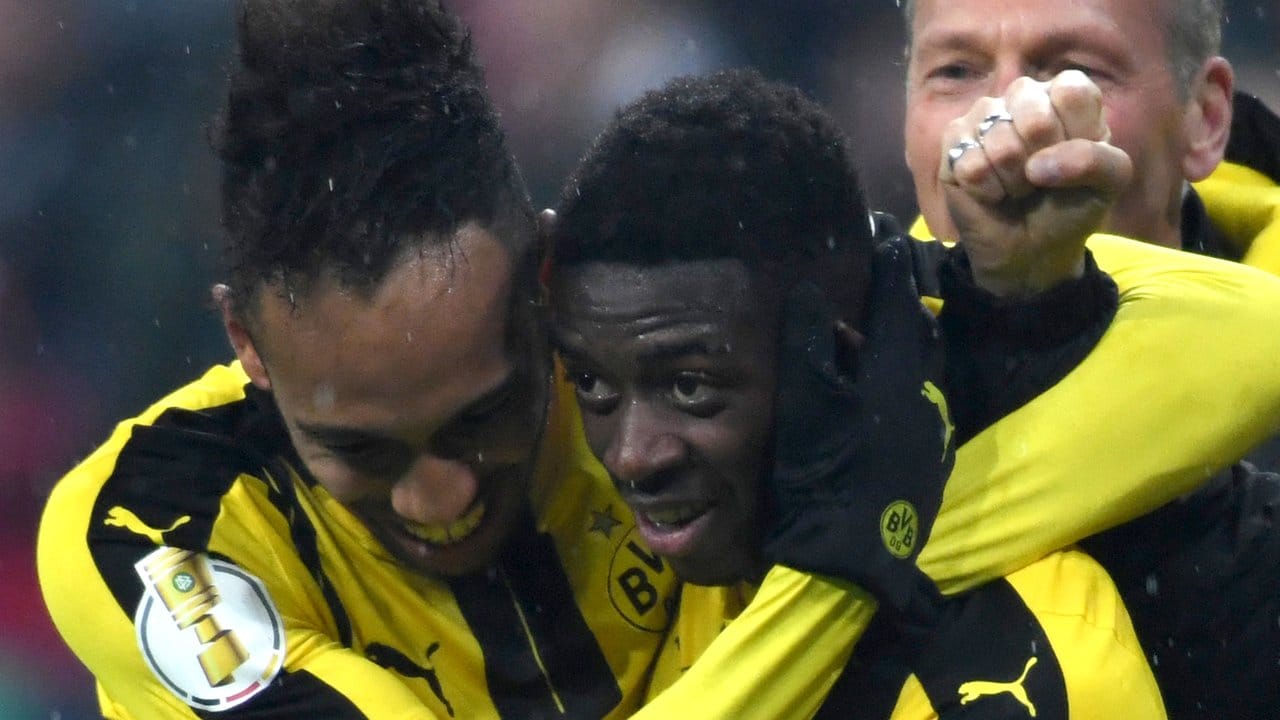 Nach der 2:1-Führung des FC Bayern München sorgen Ousmane Dembele (M) und Pierre-Emerick Aubameyang mit ihren Toren für den Sieg des BVB. Nach der 2:1-Führung des FC Bayern München sorgen Ousmane Dembele (M) und Pierre-Emerick Aubameyang mit ihren Toren für den Sieg des BVB.