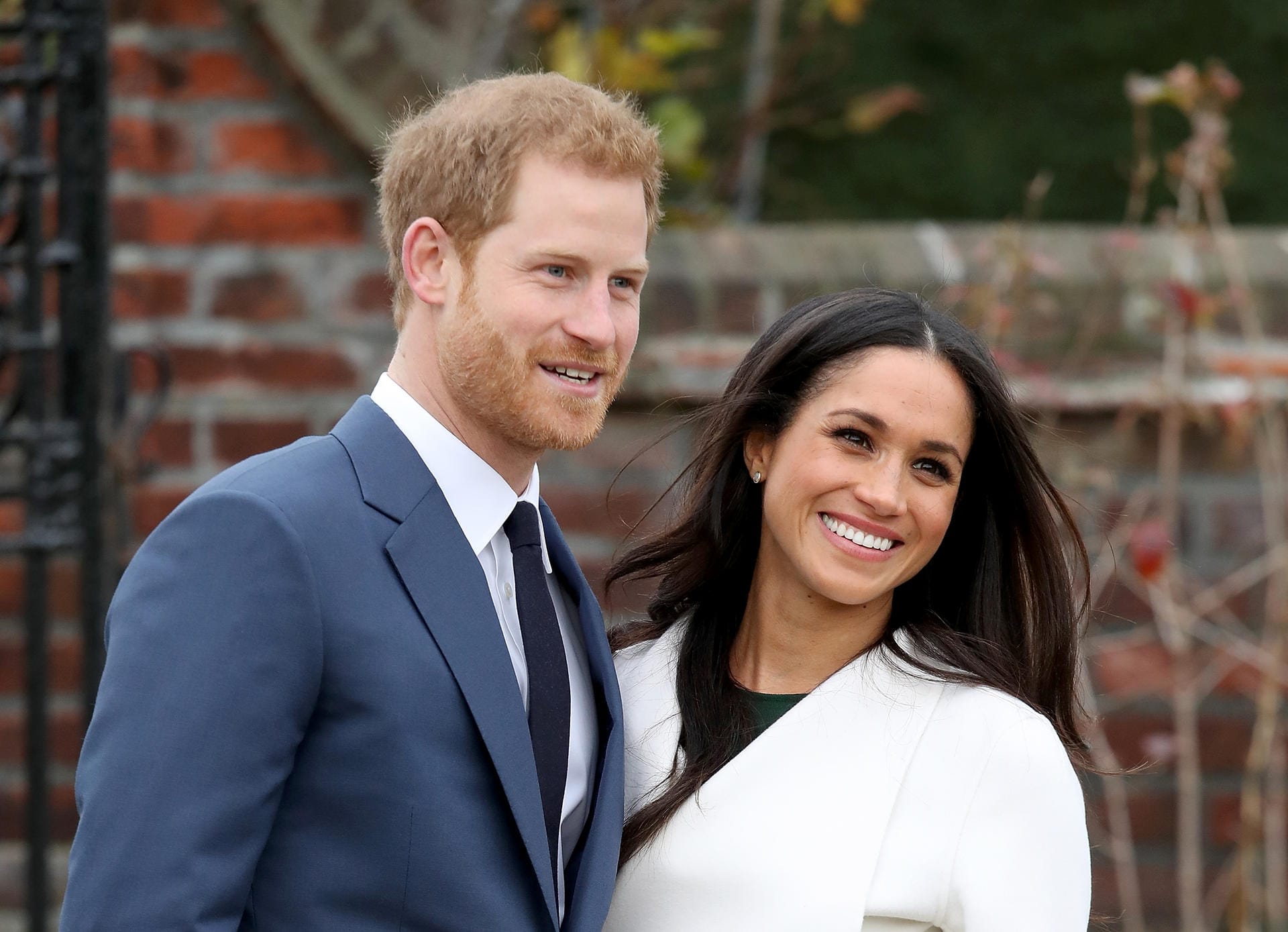 Am 27. November gab das britische Königshaus die Verlobung von Prinz Harry und Meghan Markle bekannt, wenige Stunden später posierte das Paar für die Fotografen. Am 19. Mai 2018 geben sich der Royal und die Schauspielerin auf Schloss Windsor das Jawort.