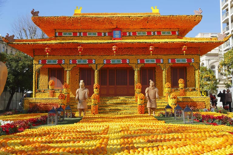 Ein aus Zitronen und Orangen bestehender chinesischer Pavillion wurde für das Fête du Citron an der Côte d'Azur aus Zitronen gebaut.