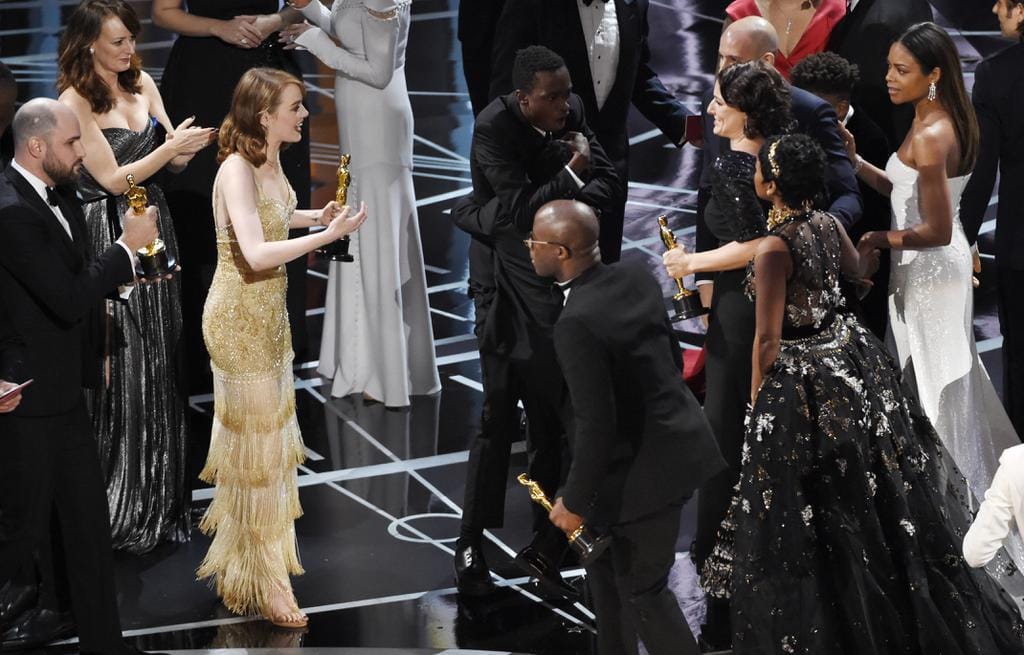 Bei der Oscar-Verleihung 2017 kam es zur größten Panne der Academy-Geschichte. Für die Verkündung der Kategorie "bester Film" wurde versehentlich der falsche Umschlag bereitgestellt. Das Bild zeigt Emma Stone ("Lala Land'), wie sie einen Oscar in Richtung der Crew von "Moonlight" übergibt.