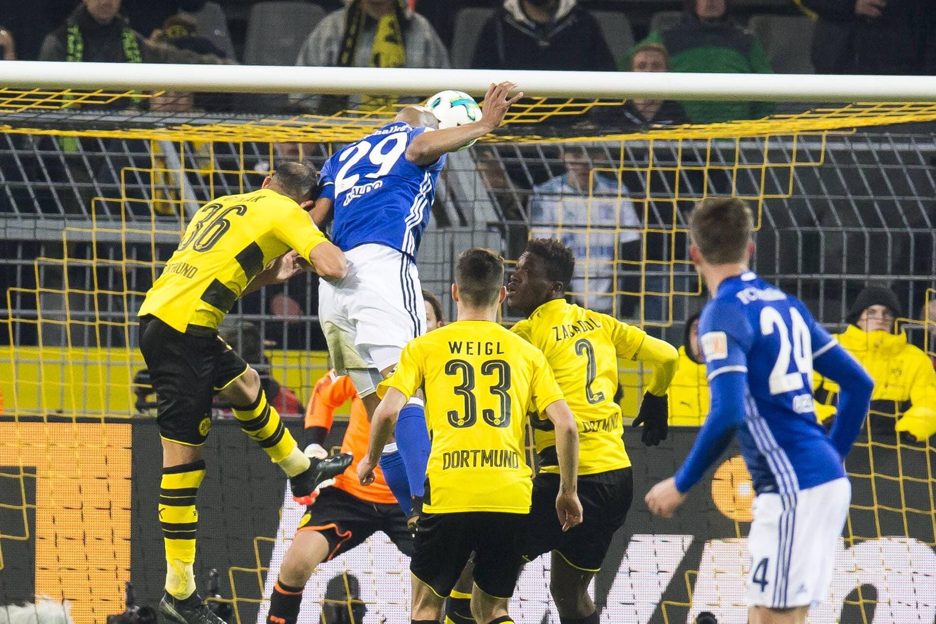Revierderby Dortmund gegen Schalke: In der vierten Minute der Nachspielzeit köpft Schalkes Abwehrboss Naldo (m./Nr.29) - umringt von drei BVB-Profis - den Ball zum 4:4-Ausgleich ins Tor. Dortmund führte zur Halbzeit bereits 4:0. Eine der unglaublichsten Aufholjagden in der Geschichte der Fußball-Bundesliga.