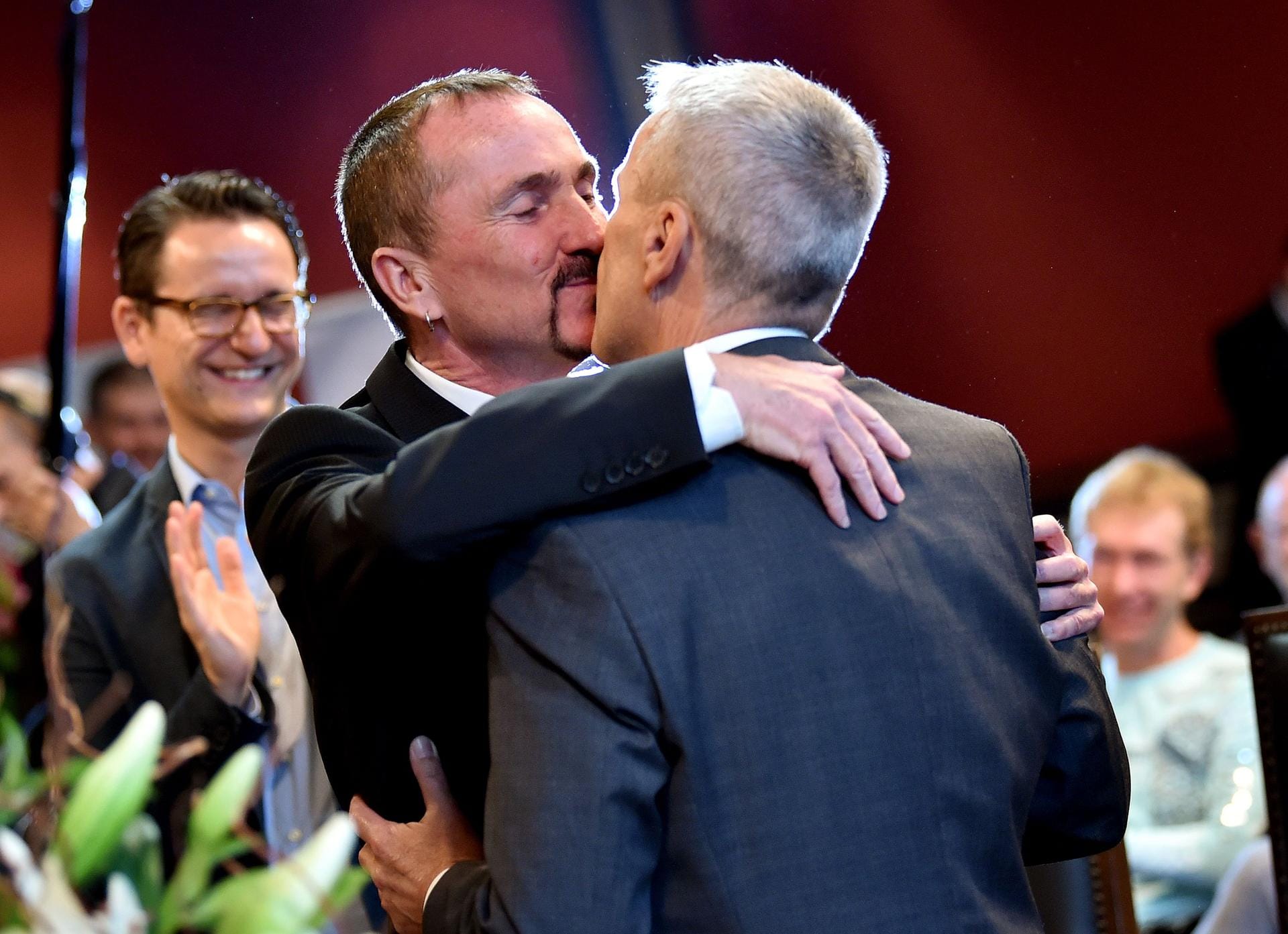 Das erste schwule Paar, das in Deutschland geheiratet hat: Karl Kreile (l) und Bodo Mende küssen sich am 1. Januar 2017 im Rathaus Schöneberg in Berlin nach der Eheschließung.