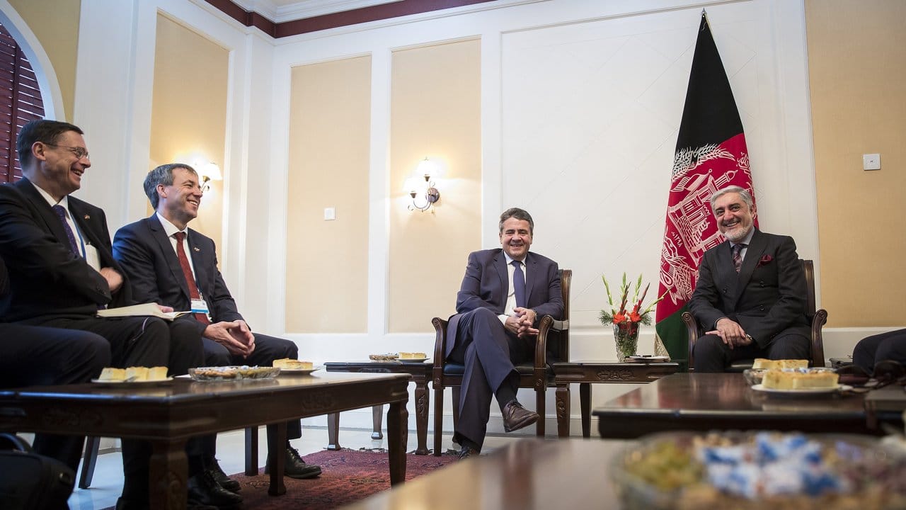 HANDOUT - Außenminister Sigmar Gabriel im Gespräch mit Regierungsgeschäftsführer Abdullah Abdullah (r).