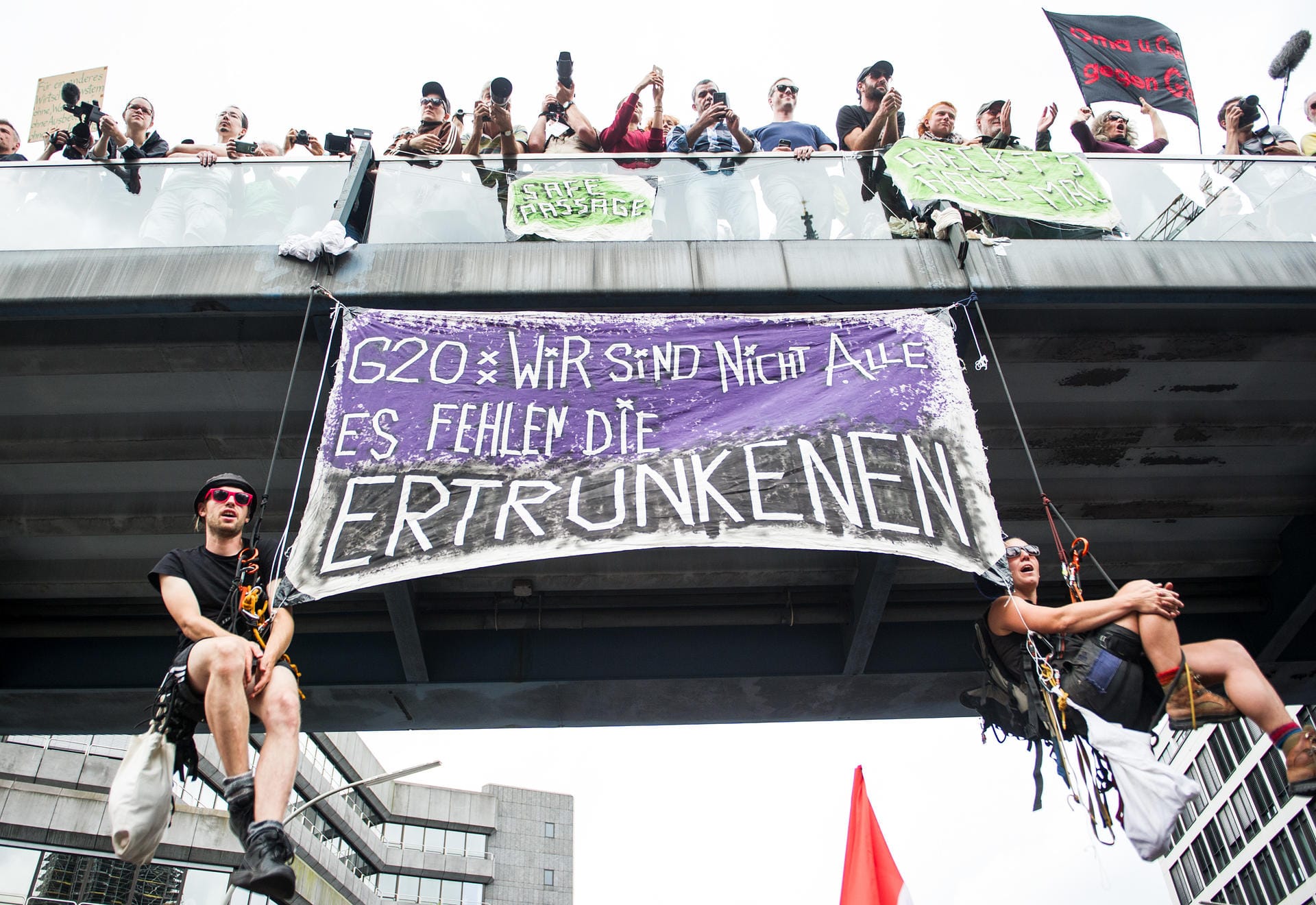 Aktivisten protestieren während des G20-Gipfels in Hamburg friedlich gegen das anhaltende Sterben von Geflüchteten im Mittelmeer. Wegen der Randale von Autonomen in der Hansestadt gerieten solche Bilder und die damit verbundenen Botschaften leider oftmals in Vergessenheit.