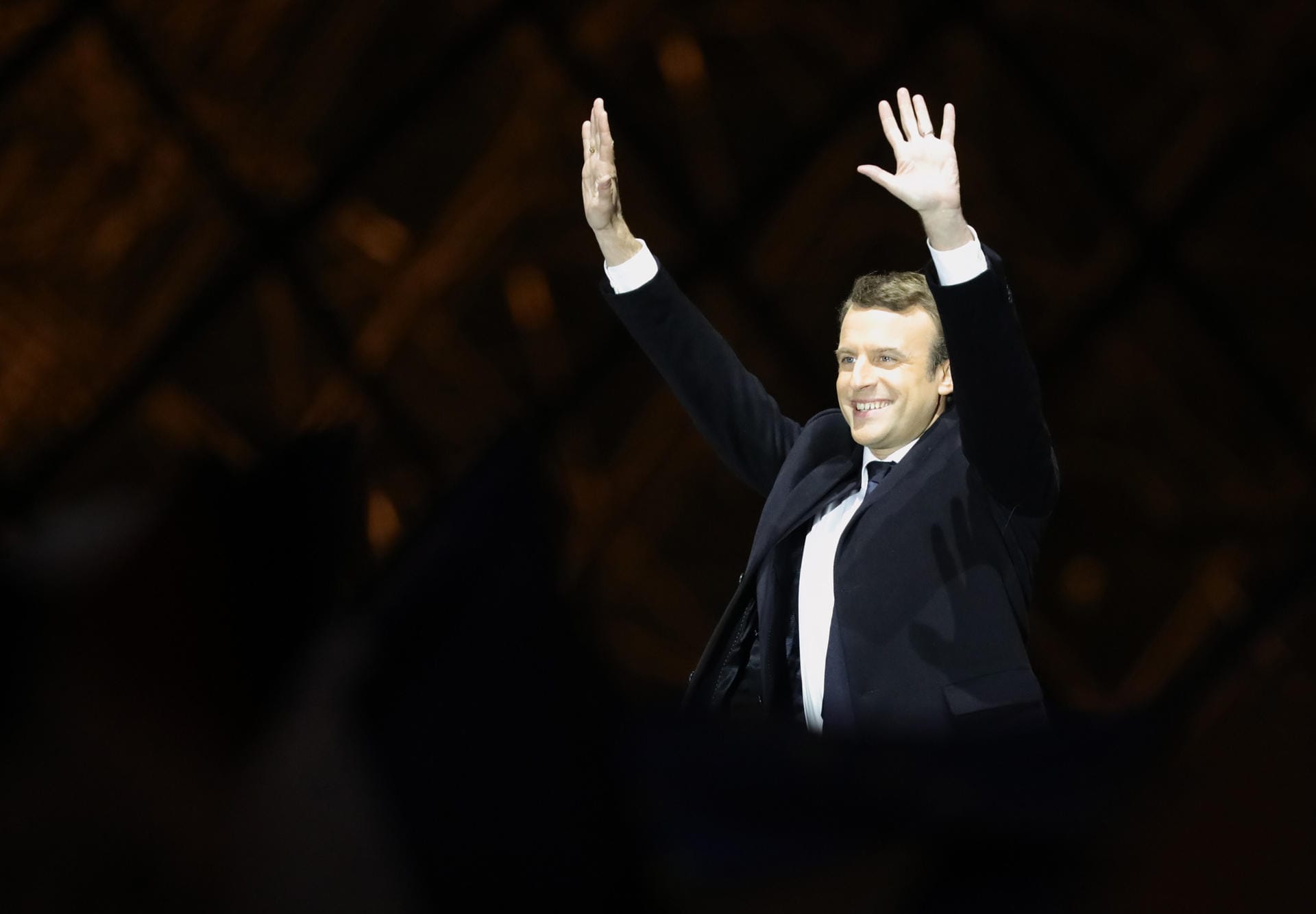 Vom politischen Außenseiter zum Präsidenten in Rekordzeit: Emmanuel Macron ist seit dem 14. Mai der mächtigste Mann in Frankreich und hat mit seiner neu gegründeten Partei En Marche das politische System unseres Nachbarn revolutioniert. Man darf gespannt sein, was er mit Europa vorhat.