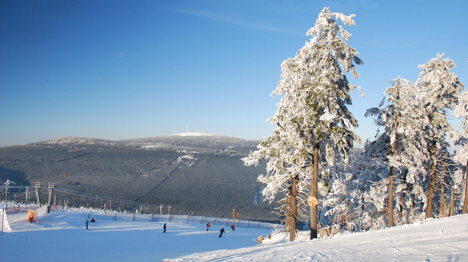 Der Blick vom Skigebiet Wurmberg auf den Brocken im Harz lädt zum Verweilen ein.