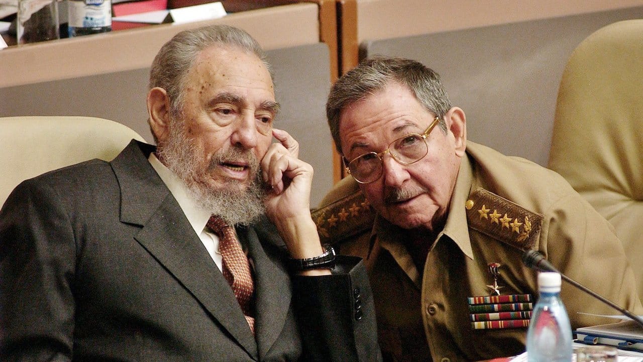 Der damalige kubanische Präsident Fidel Castro (R) im Sommer 2004 im Gespräch mit seinem Bruder Raul Castro.