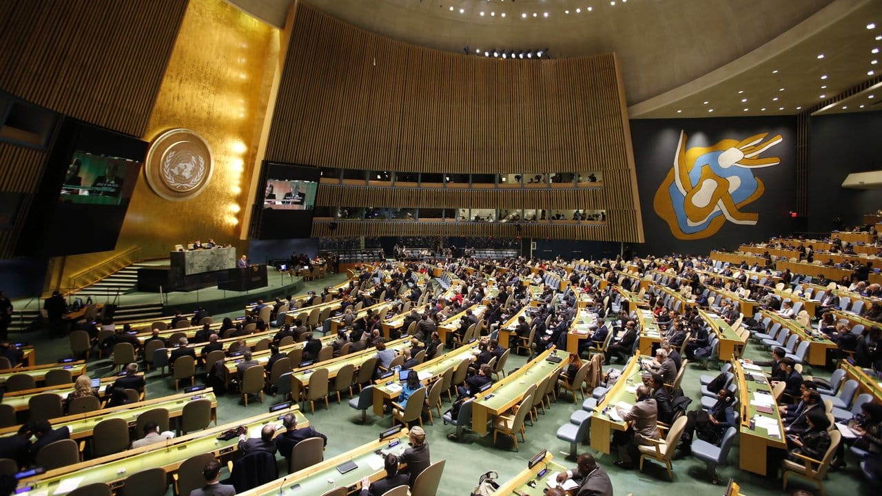 Mitglieder der UN-Generalversammlung vor der Abstimmung über die Jerusalem-Resolution. Mitglieder der UN-Generalversammlung vor der Abstimmung über die Jerusalem-Resolution.