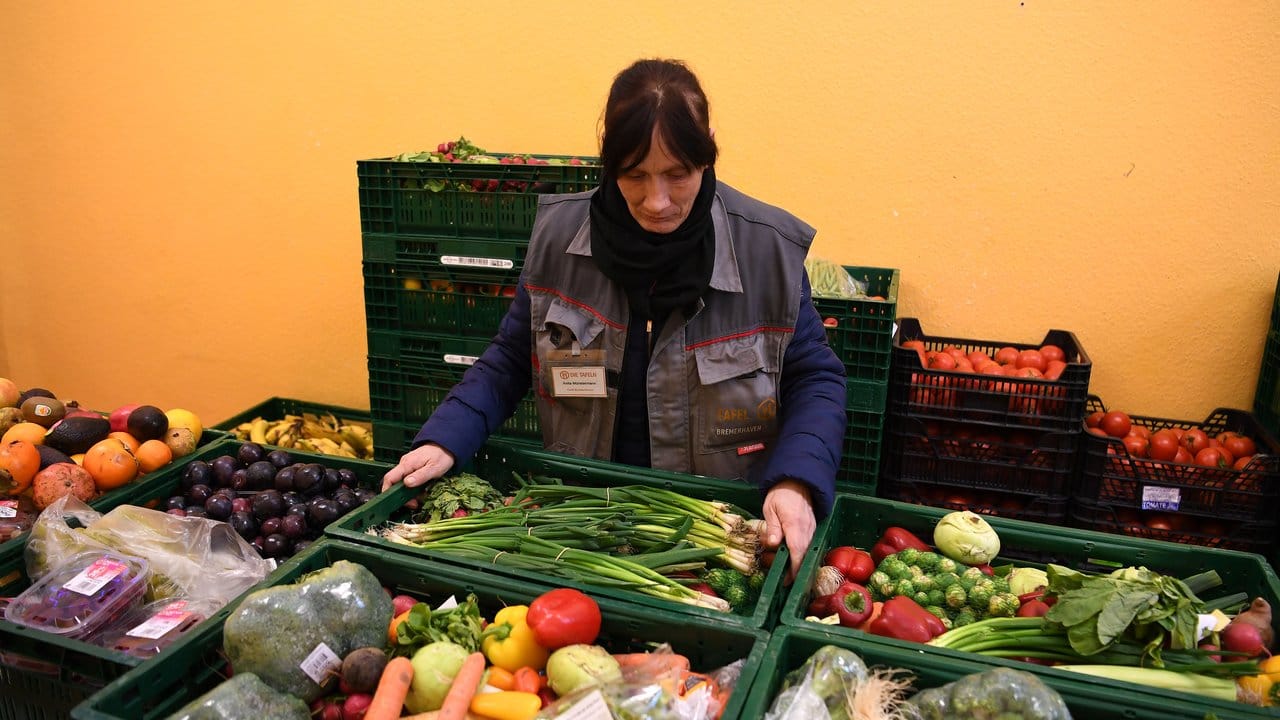 Eine Mitarbeiterin der Bremerhavener Tafel bereitet Obst und Gemüse zur Verteilung vor. Eine Mitarbeiterin der Bremerhavener Tafel bereitet Obst und Gemüse zur Verteilung vor.