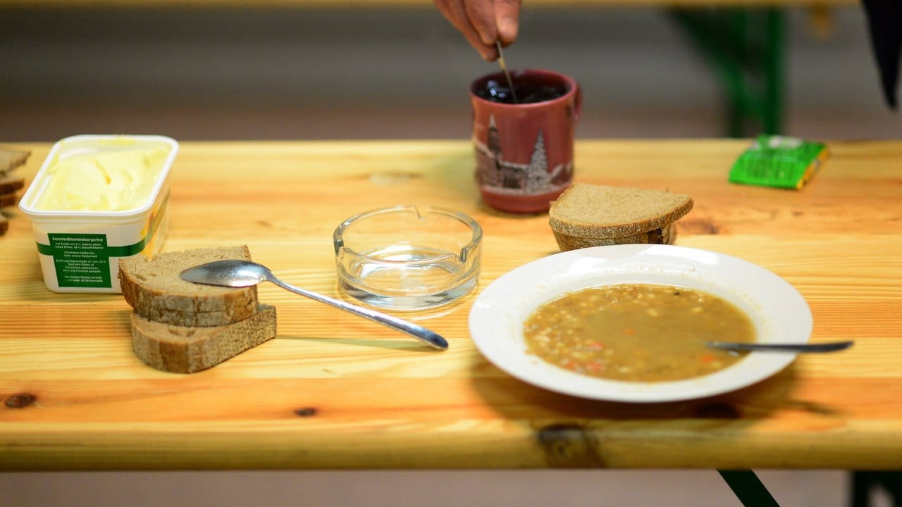 Auch die Berliner Kältehilfe bietet kostenloses Essen für Bedürftige an. Auch die Berliner Kältehilfe bietet kostenloses Essen für Bedürftige an.