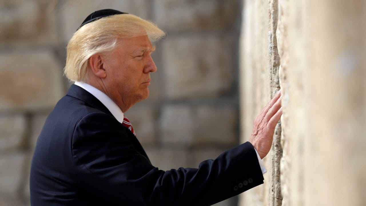 US-Präsident Donald Trump bei einem Besuch der Klagemauer in der Altstadt von Jerusalem. US-Präsident Donald Trump bei einem Besuch der Klagemauer in der Altstadt von Jerusalem.