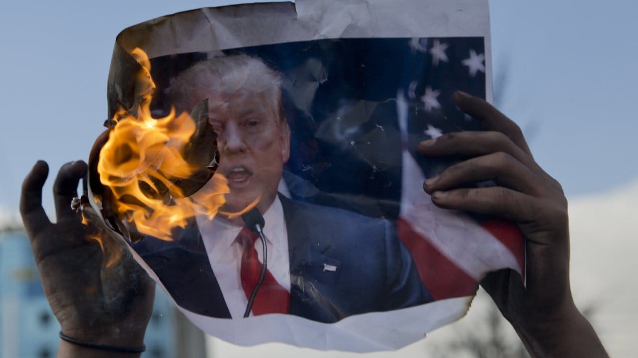 Feindbild Donald Trump: Ein palästinensischer Demonstrant verbrennt in Ramallah im Westjordanland ein Bild des US-Präsidenten. Feindbild Donald Trump: Ein palästinensischer Demonstrant verbrennt in Ramallah im Westjordanland ein Bild des US-Präsidenten.
