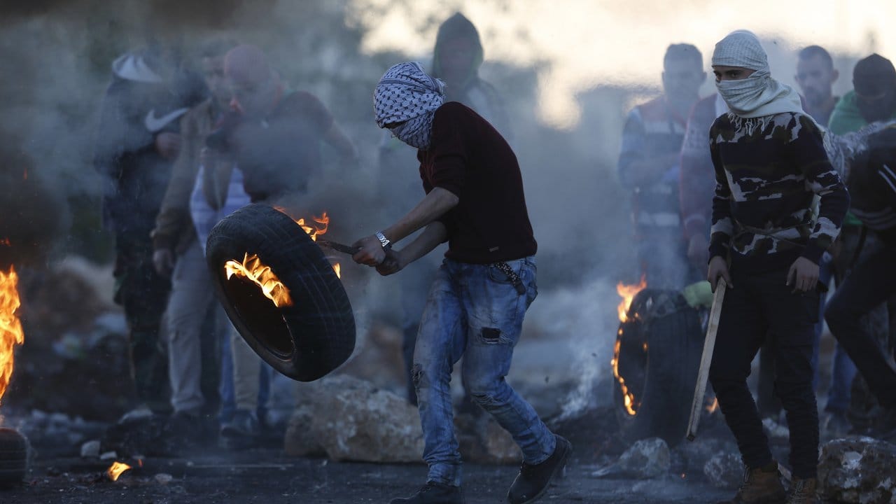 Und immer wieder brennende Autoreifen: Palästinenser machen in Ramallah ihrer Wut über Donald Trumps Anerkennung Jerusalems als Hauptstadt Israels Luft. Und immer wieder brennende Autoreifen: Palästinenser machen in Ramallah ihrer Wut über Donald Trumps Anerkennung Jerusalems als Hauptstadt Israels Luft.