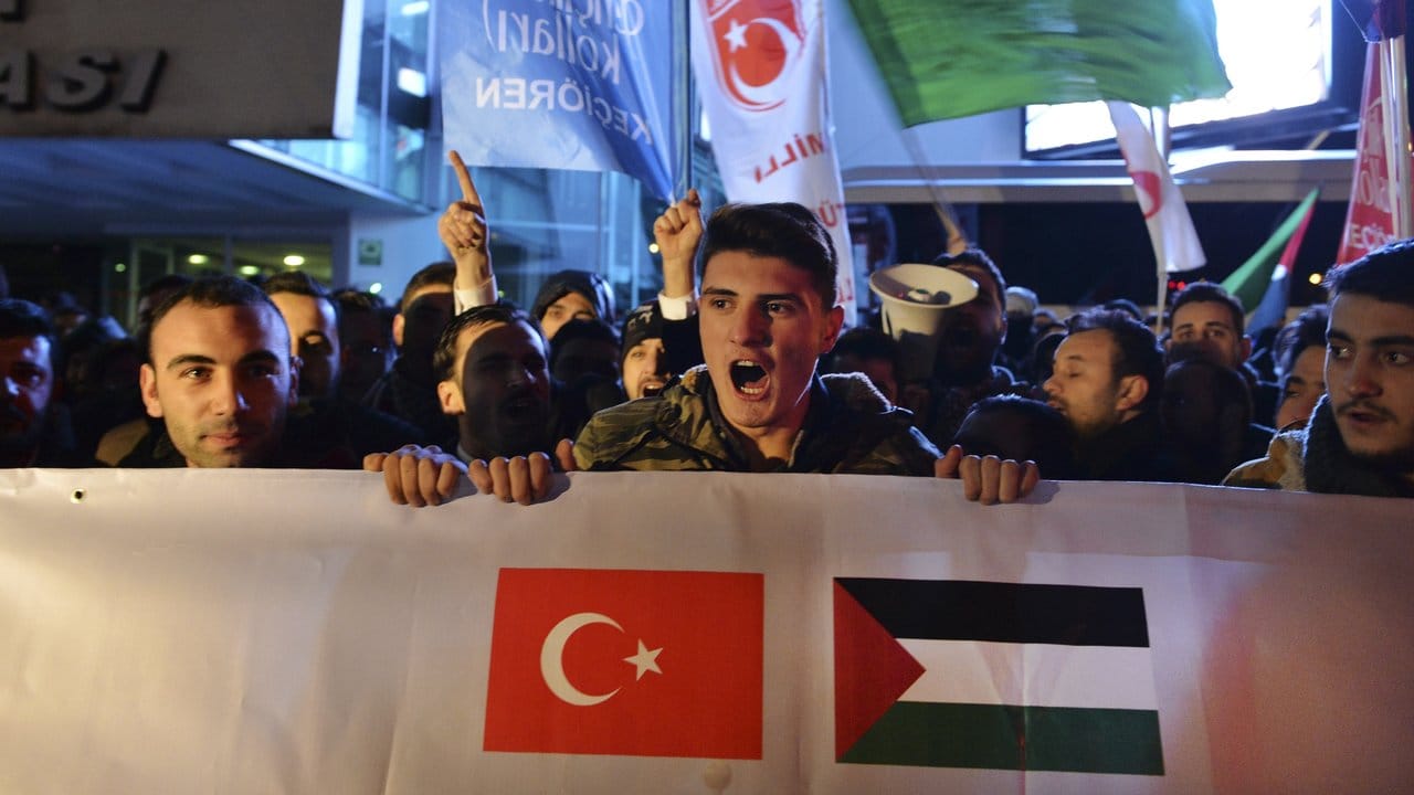 Die Entscheidung des US-Präsidenten, Jerusalem als Hauptstadt Israels anzuerkennen, löste in der Türkei Proteste aus. Die Entscheidung des US-Präsidenten, Jerusalem als Hauptstadt Israels anzuerkennen, löste in der Türkei Proteste aus.