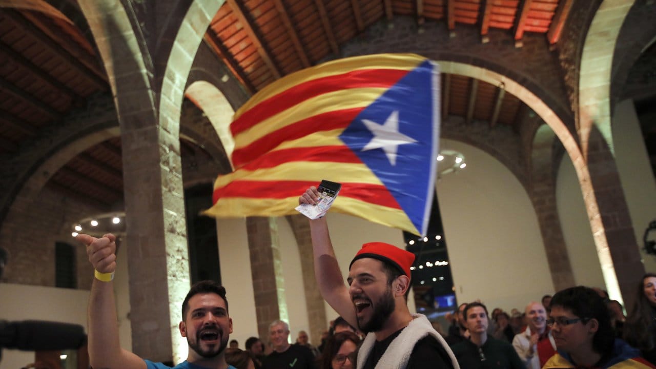 Anhänger der Unabhängigkeitsbewegung in Katalonien feiern in der katalanischen Nationalversammlung in Barcelona.