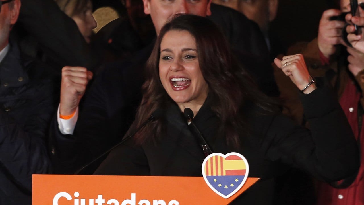 Die Vorsitzende der Fraktion der Partei Ciudadanos, Ines Arrimadas, freut sich über das gute Wahlergebnis ihrer Partei.
