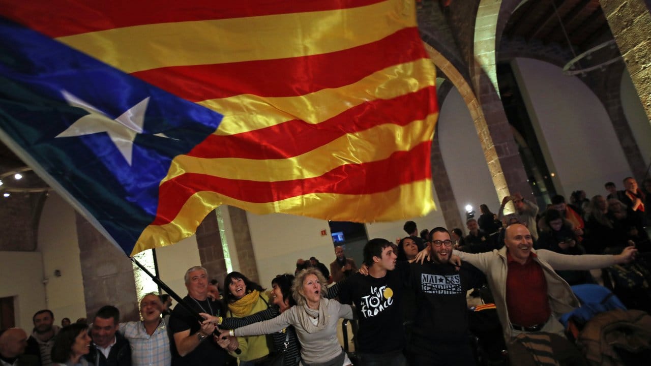 Anhänger der Unabhängigkeitsbewegung in Katalonien feiern das Ergebnis der Wahl.