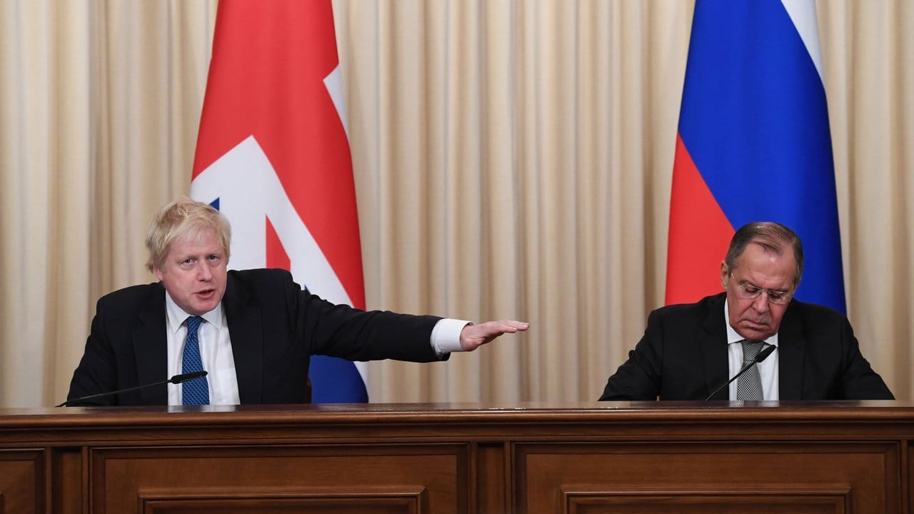 Boris Johnson und sein russischer Amtskollege Sergej Lawrow bei einer Pressekonferenz in Moskau. Boris Johnson und sein russischer Amtskollege Sergej Lawrow bei einer Pressekonferenz in Moskau.