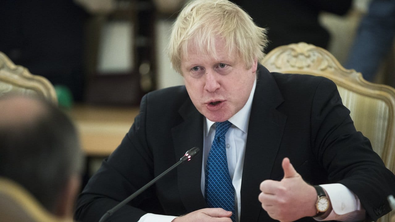 Der britische Außenminister Boris Johnson beim Gespräch mit seinem russischen Amtskollegen in Moskau. Der britische Außenminister Boris Johnson beim Gespräch mit seinem russischen Amtskollegen in Moskau.