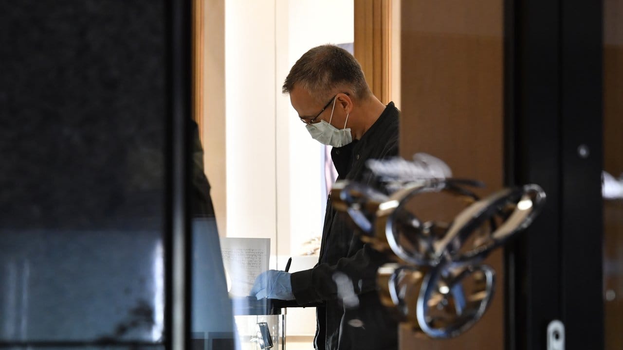 Am frühen Abend hatten bislang unbekannte Täter bei einem Juwelier am Berliner Kudamm Schmuck und Uhren gestohlen. Am frühen Abend hatten bislang unbekannte Täter bei einem Juwelier am Berliner Kudamm Schmuck und Uhren gestohlen.