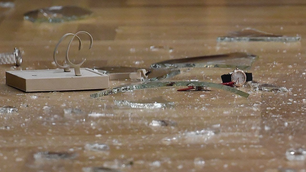 Schmuck, Uhren und Glasscherben liegen in Berlin nach einem Raubüberfall in einem Luxus-Juwelierladen am Kurfürstendamm. Schmuck, Uhren und Glasscherben liegen in Berlin nach einem Raubüberfall in einem Luxus-Juwelierladen am Kurfürstendamm.