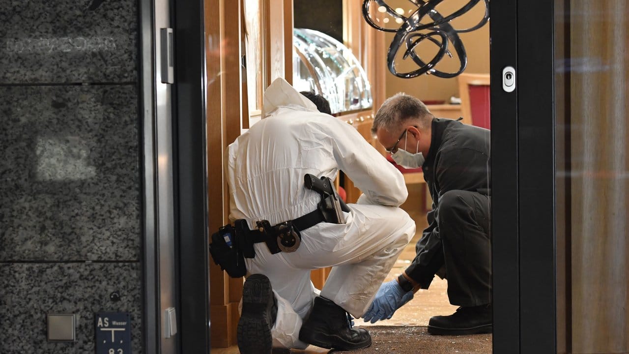 Kriminaltechniker sichern in dem Juwelierladen am Kurfürstendamm Spuren. Kriminaltechniker sichern in dem Juwelierladen am Kurfürstendamm Spuren.