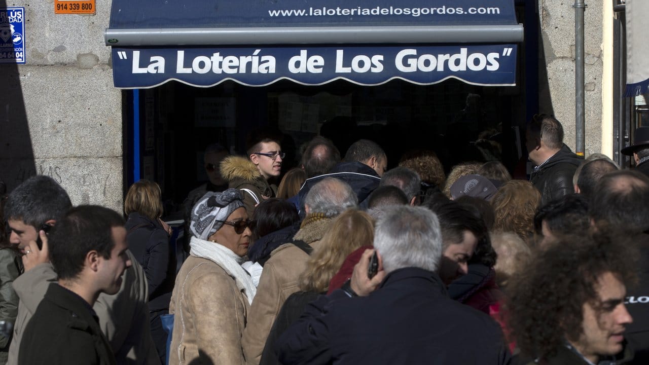Menschen stehen in Madrid Schlange, um Lose für die Weihnachtslotterie "El Gordo" (Der Dicke) zu kaufen.