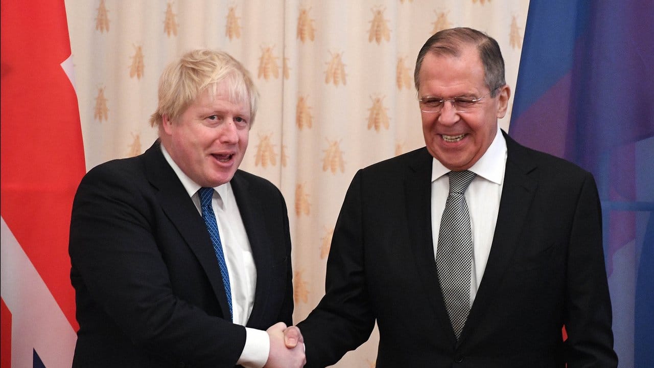 Bitte recht freundlich: Der russische Außenminister Sergei Lawrow (r. Bitte recht freundlich: Der russische Außenminister Sergei Lawrow (r.