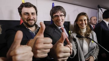 Siegreiche Separatisten: Der abgesetzte katalanische Regionalpräsident Carles Puigdemont feiert mit Unterstützern in Brüssel.