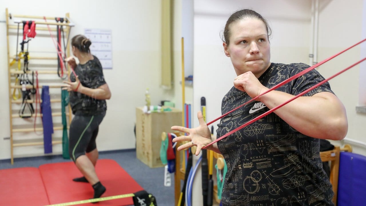 Christina Schwanitz macht sich für ihre Rückkehr in den Profisport fit. Christina Schwanitz macht sich für ihre Rückkehr in den Profisport fit.