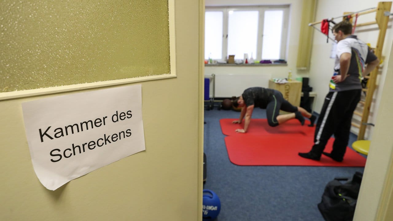 Ein Zettel "Kammer des Schreckens" hängt an der Tür zum Übungsraum, in dem sich Christina Schwanitz fit macht. Ein Zettel "Kammer des Schreckens" hängt an der Tür zum Übungsraum, in dem sich Christina Schwanitz fit macht.