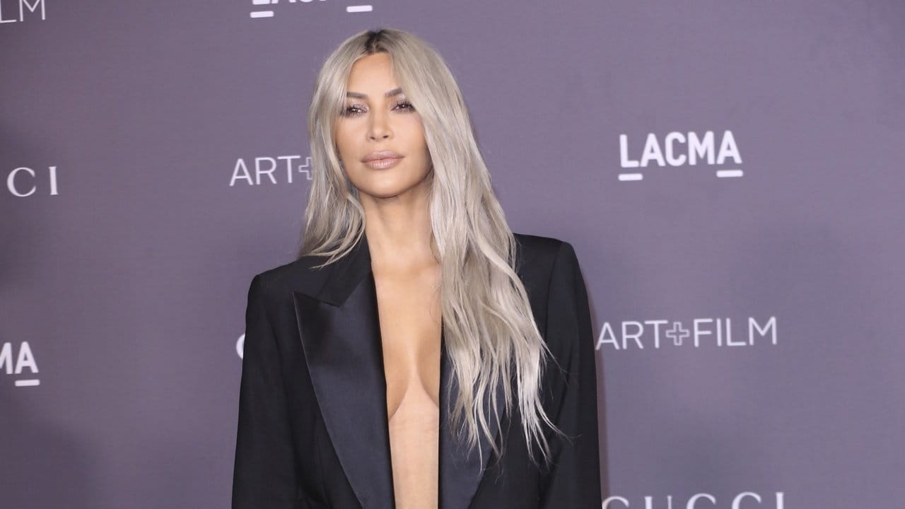 Kim Kardashian macht beim Oversize-Trend mit.