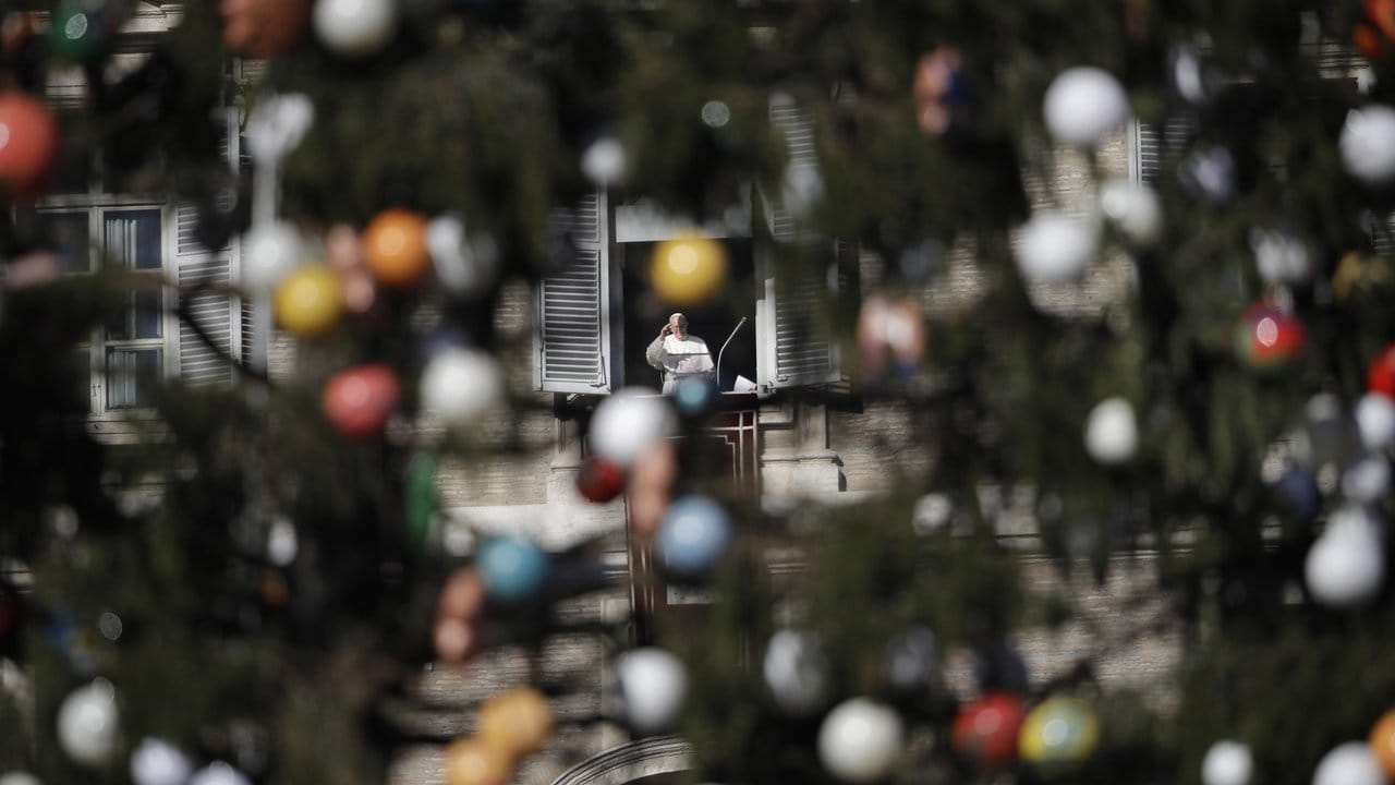 Papst Franziskus winkt während des Mittagsgebets in Vatikanstadt aus einem Fenster den Gläubigen zu. Papst Franziskus winkt während des Mittagsgebets in Vatikanstadt aus einem Fenster den Gläubigen zu.