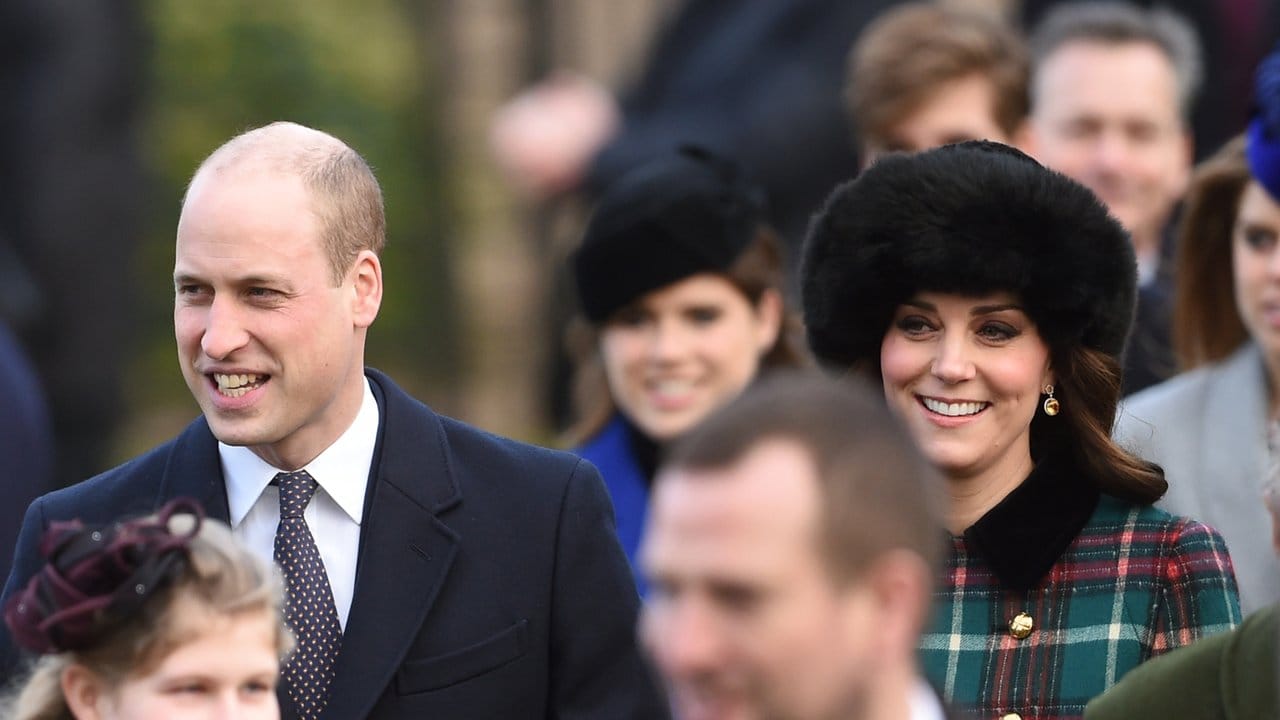Prinz William (l) und Herzogin Kate auf dem Weg zum Weihnachtsgottesdienst.