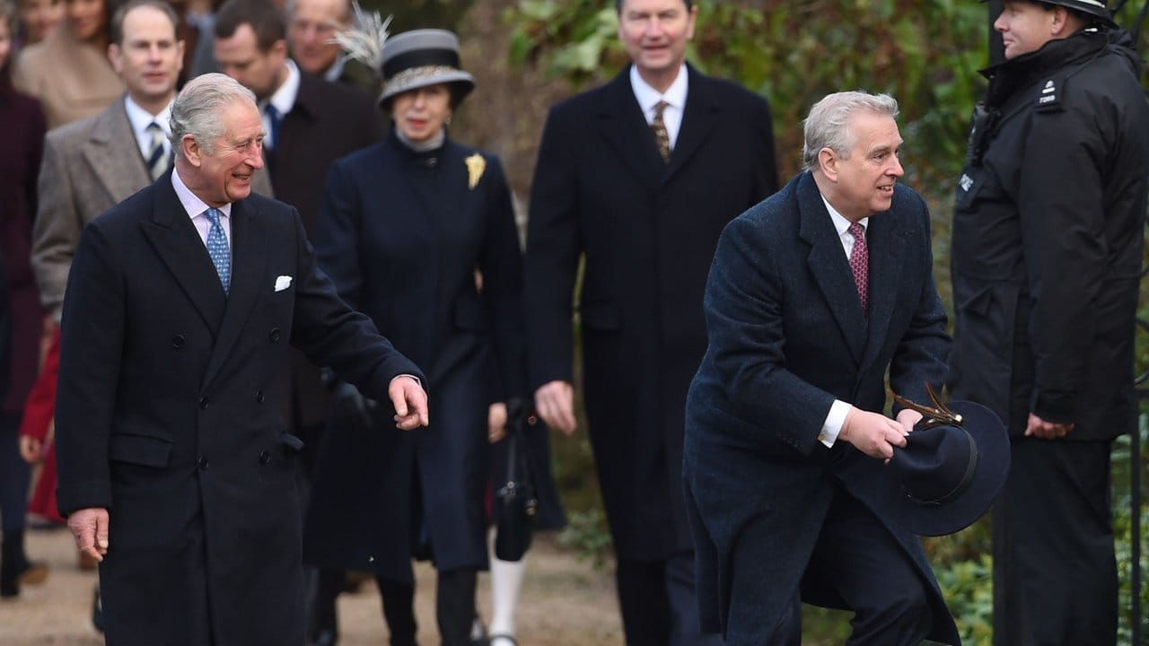 Ganz schön windig: Prinz Charles (l) amüsiert sich über die "Hutfangaktion" seines Bruders Prinz Andrew.