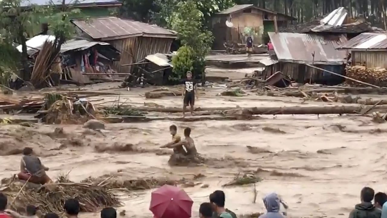 Das Videostandbild zeigt Dorfbewohner im Süden der Philippinen, die am 22. Das Videostandbild zeigt Dorfbewohner im Süden der Philippinen, die am 22.