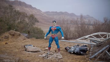 Eine Supermanfigur steht verloren auf den Gelände des verlassenen Resort "Ein Gedi" am Toten Meer.