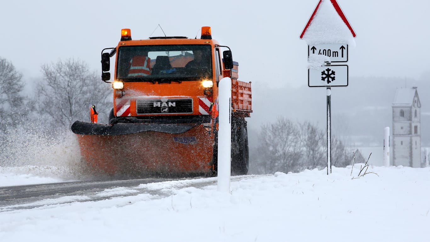 Ein Fahrzeug des Winterdienstes ist auf einer mit schneebedeckten Straße bei Zwiefaltendorf im Einsatz: In der Osthälfte Deutschlands soll es am Wochenende starke Schneefälle geben.
