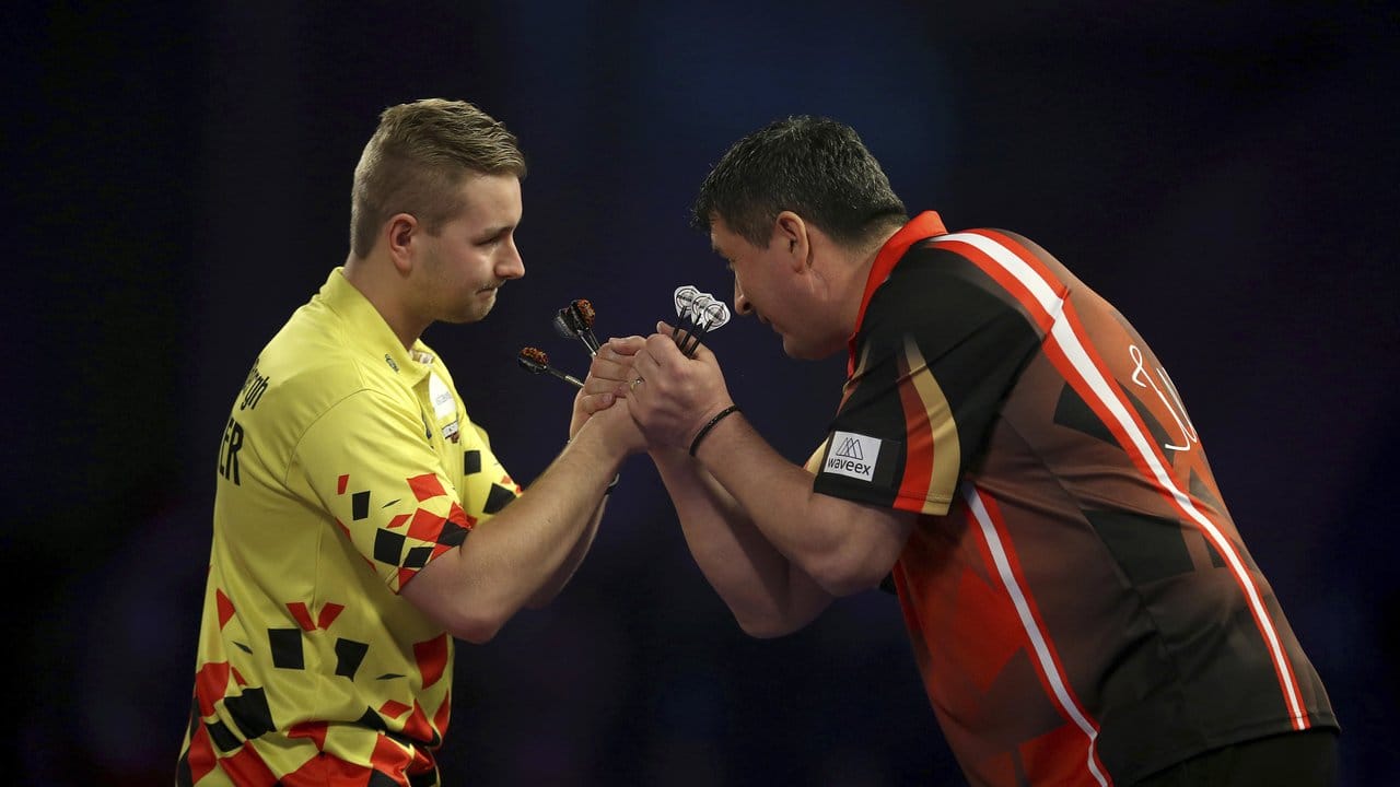 Dimitri Van den Bergh (l) aus Belgien besiegte den Österreicher Mensur Suljovic. Dimitri Van den Bergh (l) aus Belgien besiegte den Österreicher Mensur Suljovic.