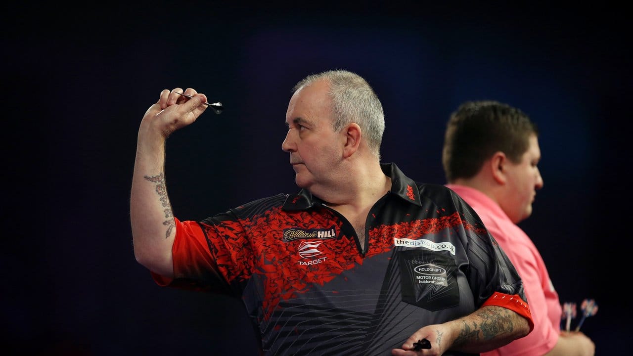 Phil Taylor steht nach einem klaren Sieg über Keegan Brown (r) im Viertelfinale der WM. Phil Taylor steht nach einem klaren Sieg über Keegan Brown (r) im Viertelfinale der WM.