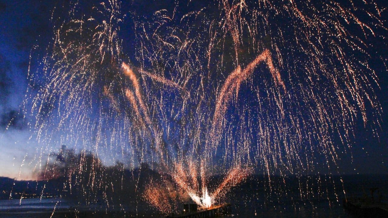Feuerwerk leuchtet in der Nacht zum 29.