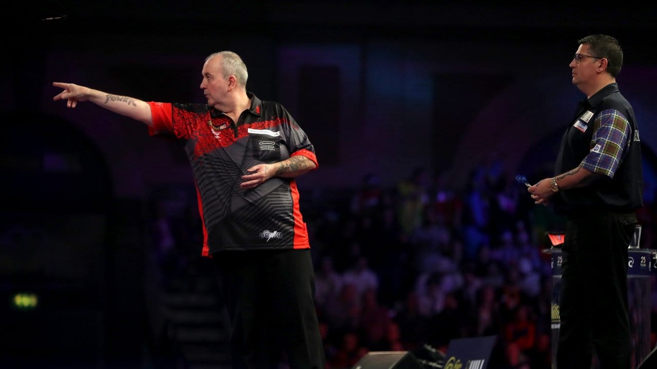 Im Viertelfinale besiegt der Engländer Phil Taylor (l) seinen Mitfavoriten Gary Anderson aus Schottland. Im Viertelfinale besiegt der Engländer Phil Taylor (l) seinen Mitfavoriten Gary Anderson aus Schottland.