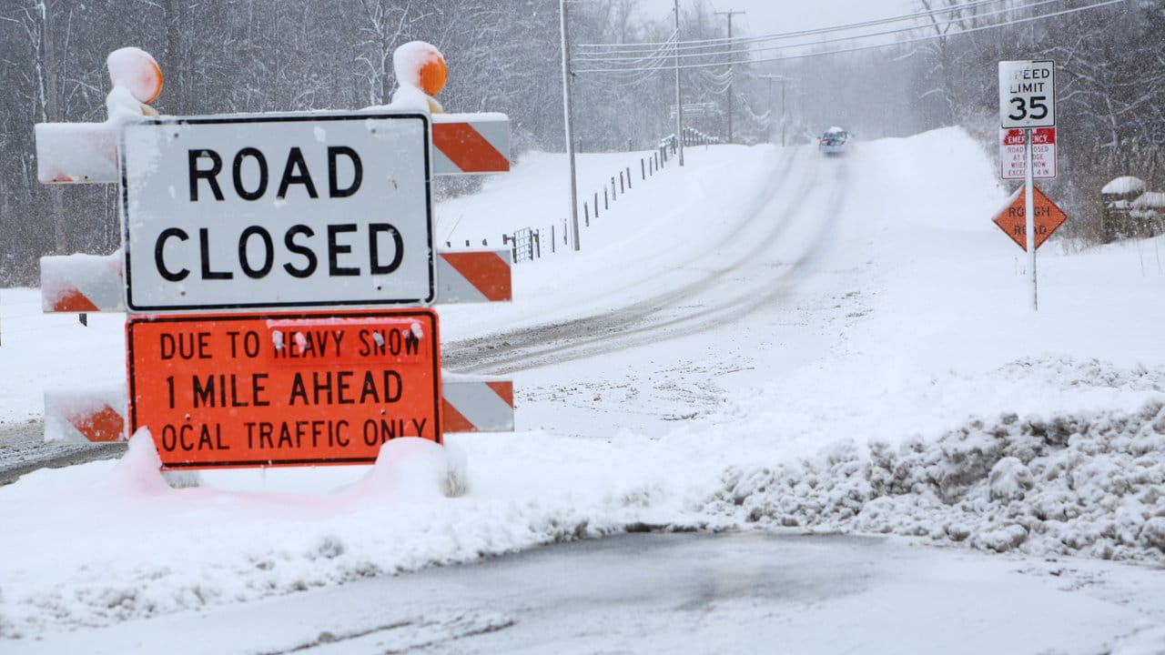 Gesperrte Straße: Schneestürme und klirrende Kälte haben große Teile der USA fest im Griff.