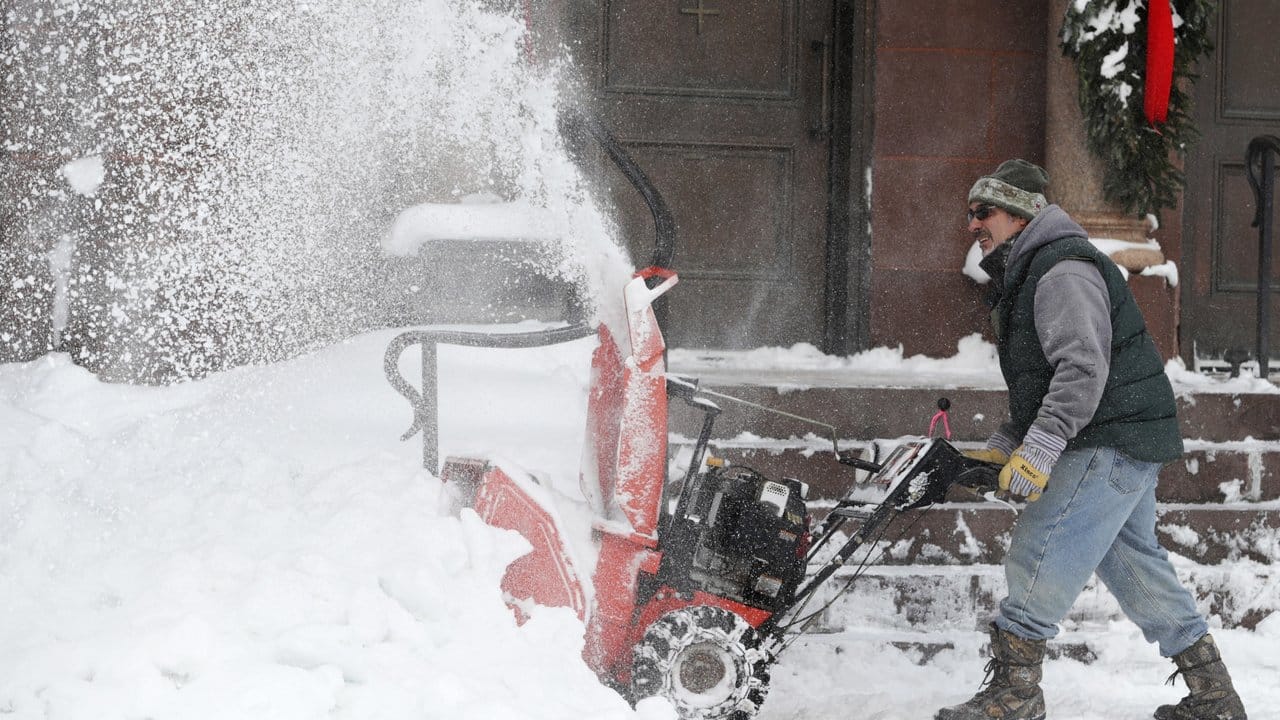 Schneefräse im Einsatz: In manchen US-Regionen fehlt inzwischen der Platz, um geräumten Schnee abzulagern.