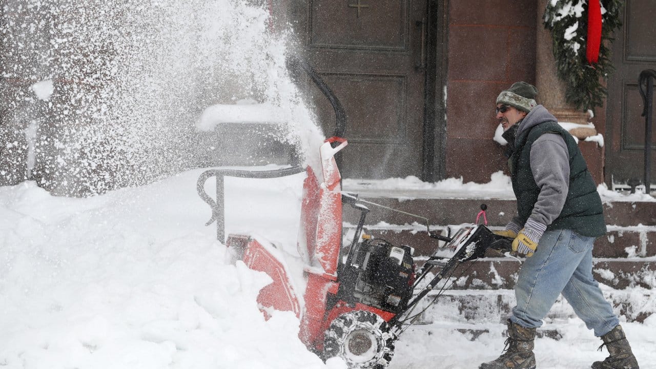 Schneefräse im Einsatz: In manchen US-Regionen fehlt inzwischen der Platz, um geräumten Schnee abzulagern. Schneefräse im Einsatz: In manchen US-Regionen fehlt inzwischen der Platz, um geräumten Schnee abzulagern.