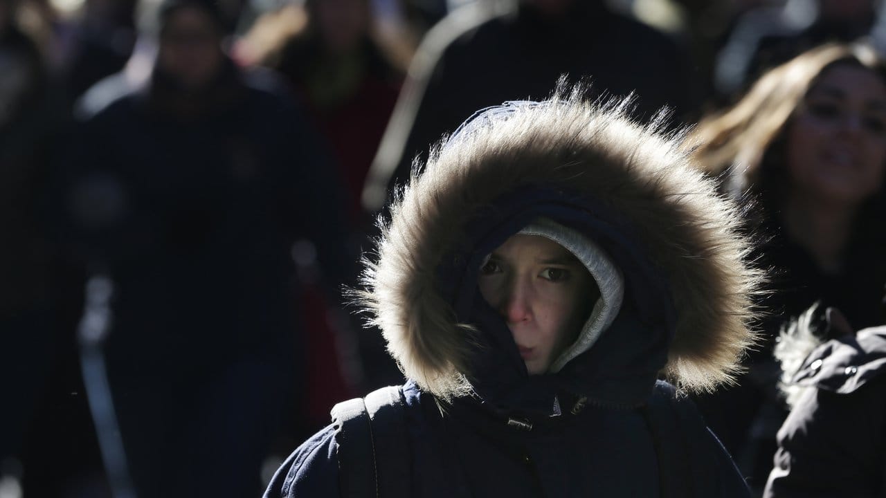 Dick eingepackt: In eine Kapuze gehüllt geht eine Frau über den New Yorker Times Square.